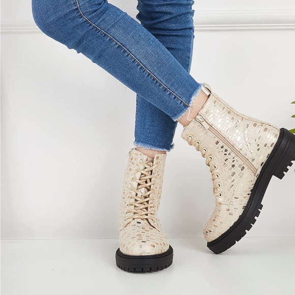Beige Gold Fashion Combat Boots / Lug Sole / Lace-Front & Side Zip - Size 9 NWT - Picture 3 of 5